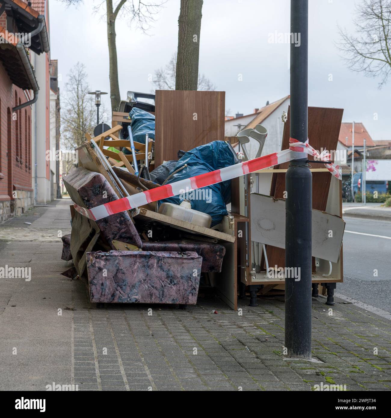 Pile de déchets encombrants avec des meubles sur le bord de la route Banque D'Images