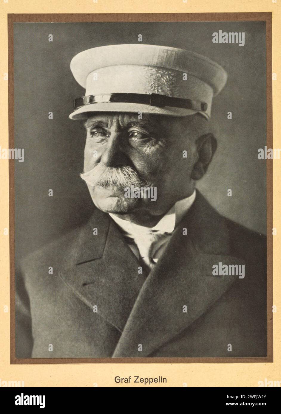 Le comte Ferdinand von Zeppelin (allemand : Ferdinand Adolf Heinrich August Graf von Zeppelin ; 8 juillet 1838 – 8 mars 1917) était un général allemand et inventeur des dirigeables rigides de Zeppelin. Son nom est devenu synonyme de dirigeables et a dominé le vol longue distance jusqu'aux années 1930 Il a fondé la société Luftschiffbau Zeppelin. Banque D'Images