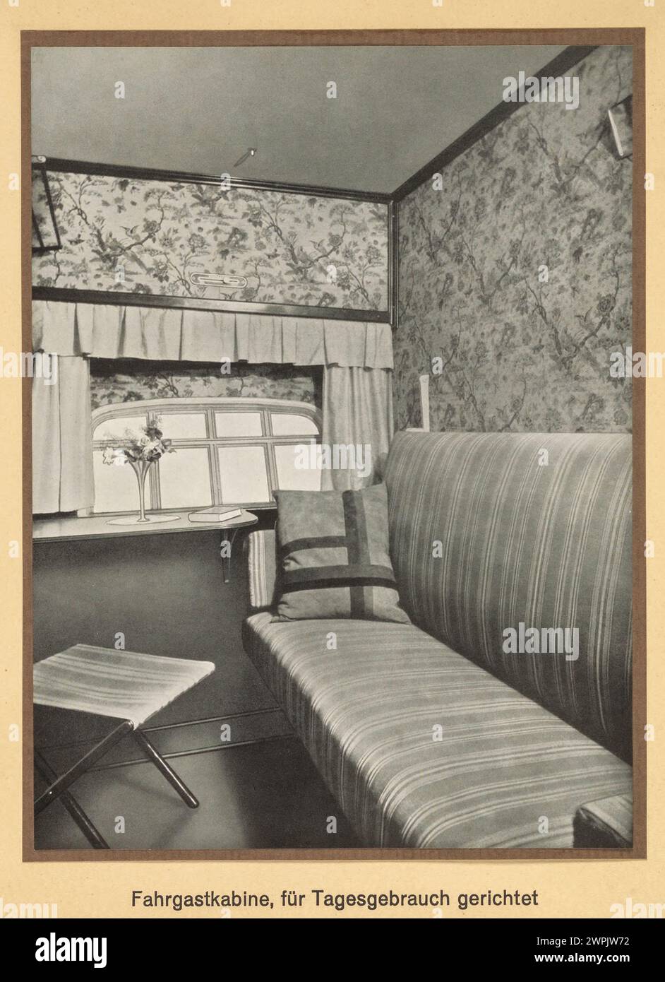 Cabine passager aménagée pour dormir. Le LZ 127 Graf Zeppelin (Deutsches Luftschiff Zeppelin 127) était un dirigeable rigide allemand chargé d'hydrogène et transportant des passagers qui a volé de 1928 à 1937, numéro de construction : LZ 127 (le 117e dirigeable Zeppelin). Propriétaire : Luftschiffbau Zeppelin Q.m.b. H., Friedrichshafen a. b. utilisation : LZ 127 est destiné à démontrer les possibilités techniques et économiques du trafic transocéanique de dirigeables par de longs trajets.collecte d'expériences pertinentes, en particulier la recherche sur les conditions météorologiques sur les futurs itinéraires de transport. Voyages pour des buts scientifiques et d'arpentage Banque D'Images