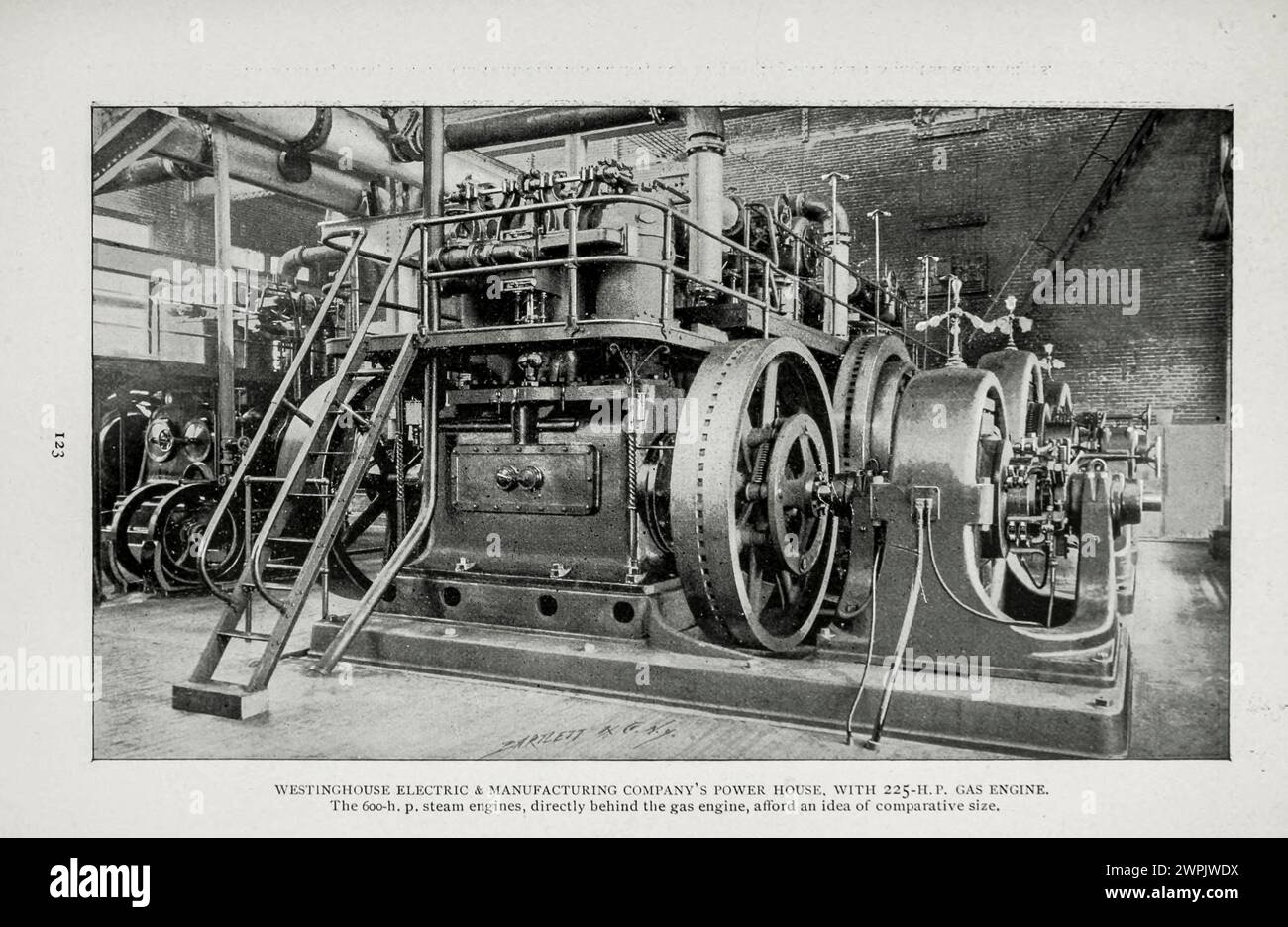 WESTINGHOUSE ELECTRIC & MANUFACTURING COMPANY'S Power House with 225 H. P. Gas Engine le moteur à vapeur de 600 HP, directement derrière le moteur à gaz, offre et l'idée de la taille relative de l'article LE MOTEUR À GAZ DANS LA PRATIQUE AMÉRICAINE. Par George Richmond de The Engineering Magazine consacré au progrès industriel volume XV 1898 The Engineering Magazine Co Banque D'Images
