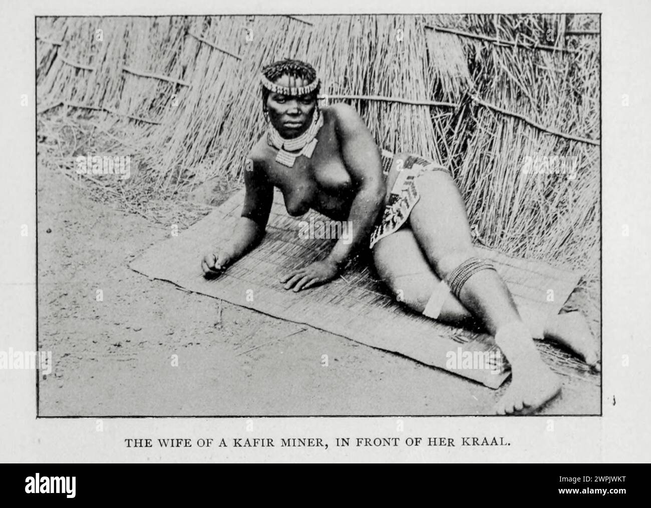 L'épouse d'un mineur Kafir devant son Kraal de l'article MINANT LES MINERAIS D'OR DU WITWATERSRAND. Par H. H. Webb et le pape Yeatman. Tiré de l'Engineering Magazine consacré au progrès industriel volume XV 1898 The Engineering Magazine Co Banque D'Images