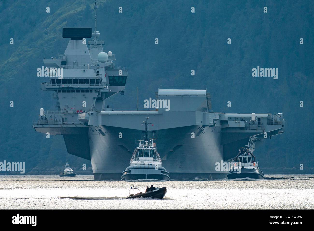 Glen Mallan, Argyll et Bute, Écosse, Royaume-Uni. 7 mars 2024. Le porte-avions de la Royal Navy HMS Queen Elizabeth arrive aujourd'hui à Glen Mallan sur le Loch long pour décharger des munitions avant de se diriger vers le chantier naval de Rosyth pour réparer ses accouplements d'hélices. Iain Masterton/Alamy Live News Banque D'Images