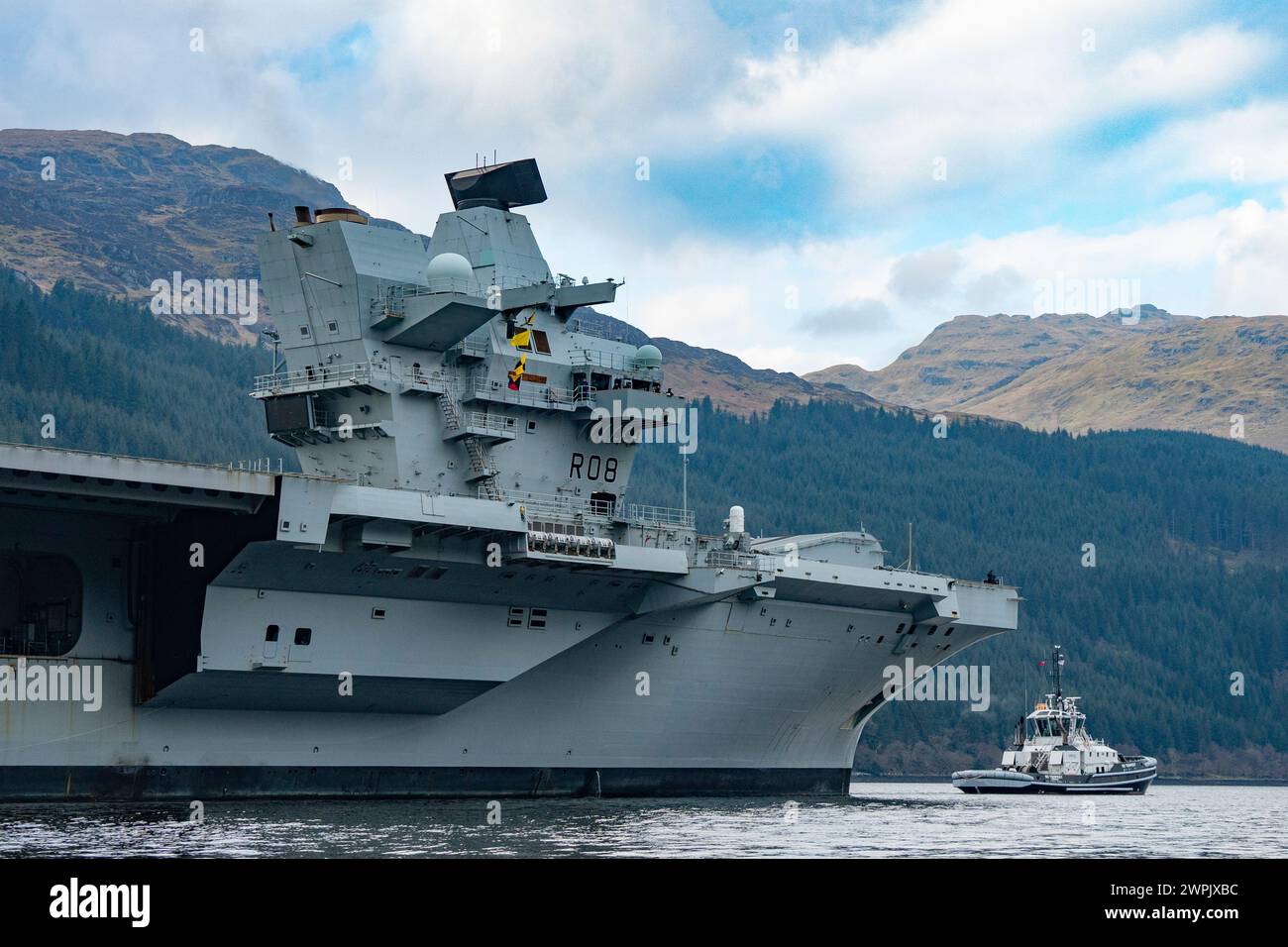 Glen Mallan, Argyll et Bute, Écosse, Royaume-Uni. 7 mars 2024. Le porte-avions de la Royal Navy HMS Queen Elizabeth arrive aujourd'hui à Glen Mallan sur le Loch long pour décharger des munitions avant de se diriger vers le chantier naval de Rosyth pour réparer ses accouplements d'hélices. Iain Masterton/Alamy Live News Banque D'Images