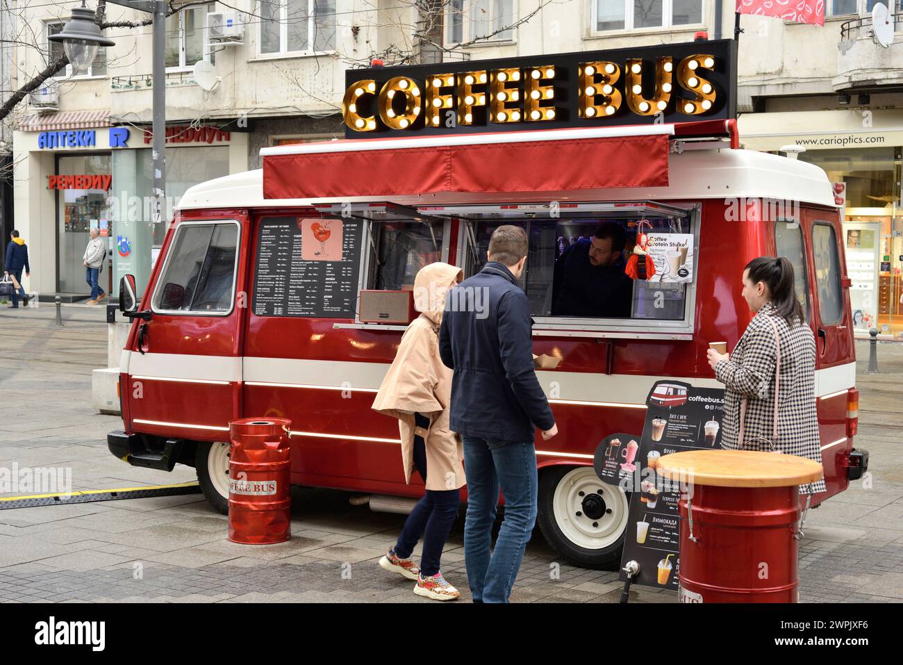 Stand mobile de bus de café vendant du café à emporter et des clients dans la place Slaveykov centre-ville de Sofia Bulgarie, Europe de l'est, Balkans, UE Banque D'Images