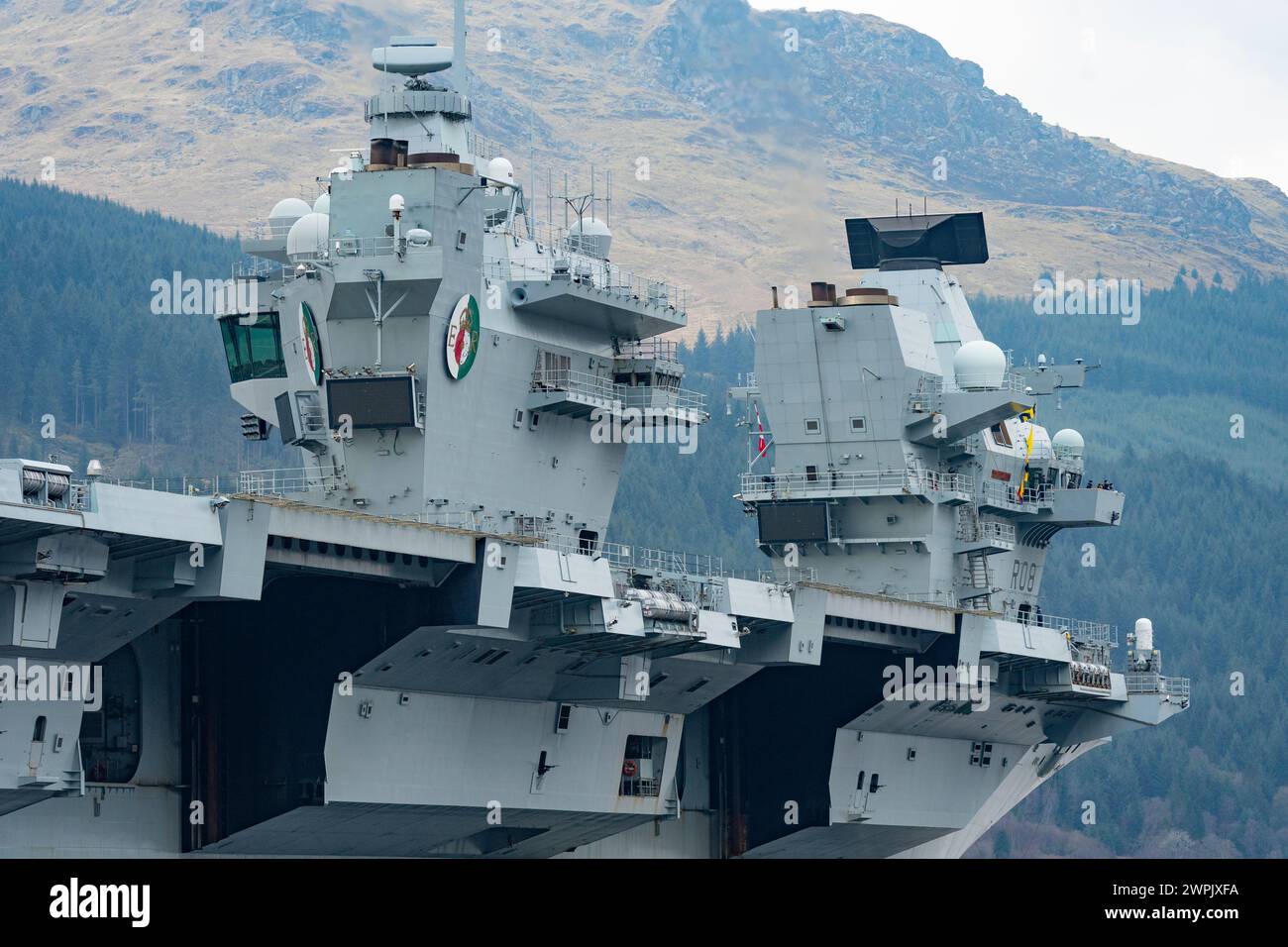 Glen Mallan, Argyll et Bute, Écosse, Royaume-Uni. 7 mars 2024. Le porte-avions de la Royal Navy HMS Queen Elizabeth arrive aujourd'hui à Glen Mallan sur le Loch long pour décharger des munitions avant de se diriger vers le chantier naval de Rosyth pour réparer ses accouplements d'hélices. Iain Masterton/Alamy Live News Banque D'Images