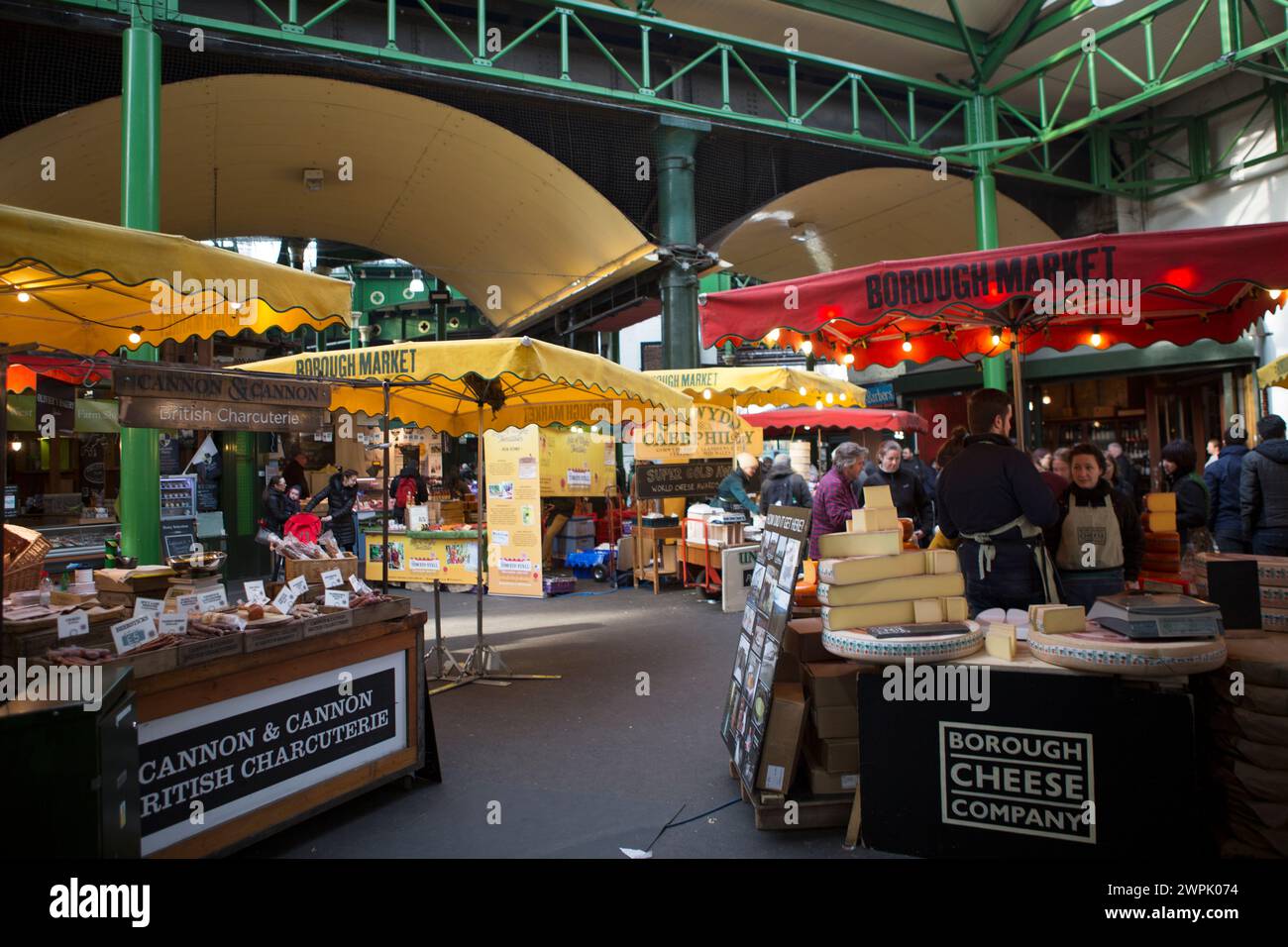 Royaume-Uni, Londres, stands dans Borough Market. Banque D'Images