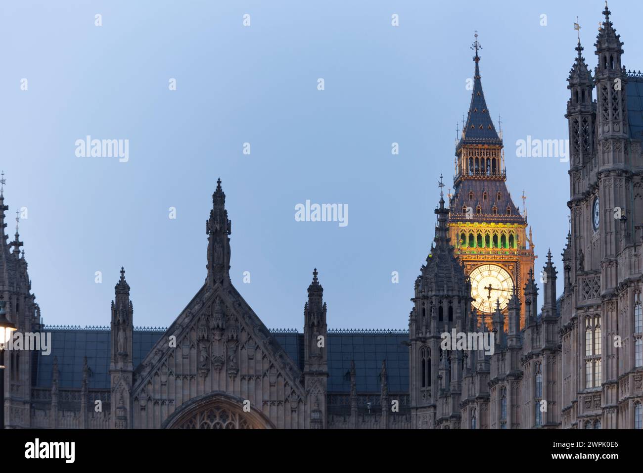 Royaume-Uni, Londres, gros plan sur les chambres du Parlement et la tour illuminée de l'horloge de Big Ben. Banque D'Images