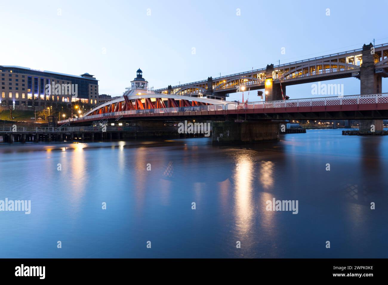 UK, Newcastle upon Tyne, le pont tournant rouge et le pont de haut niveau sur la rivière Tyne. Banque D'Images