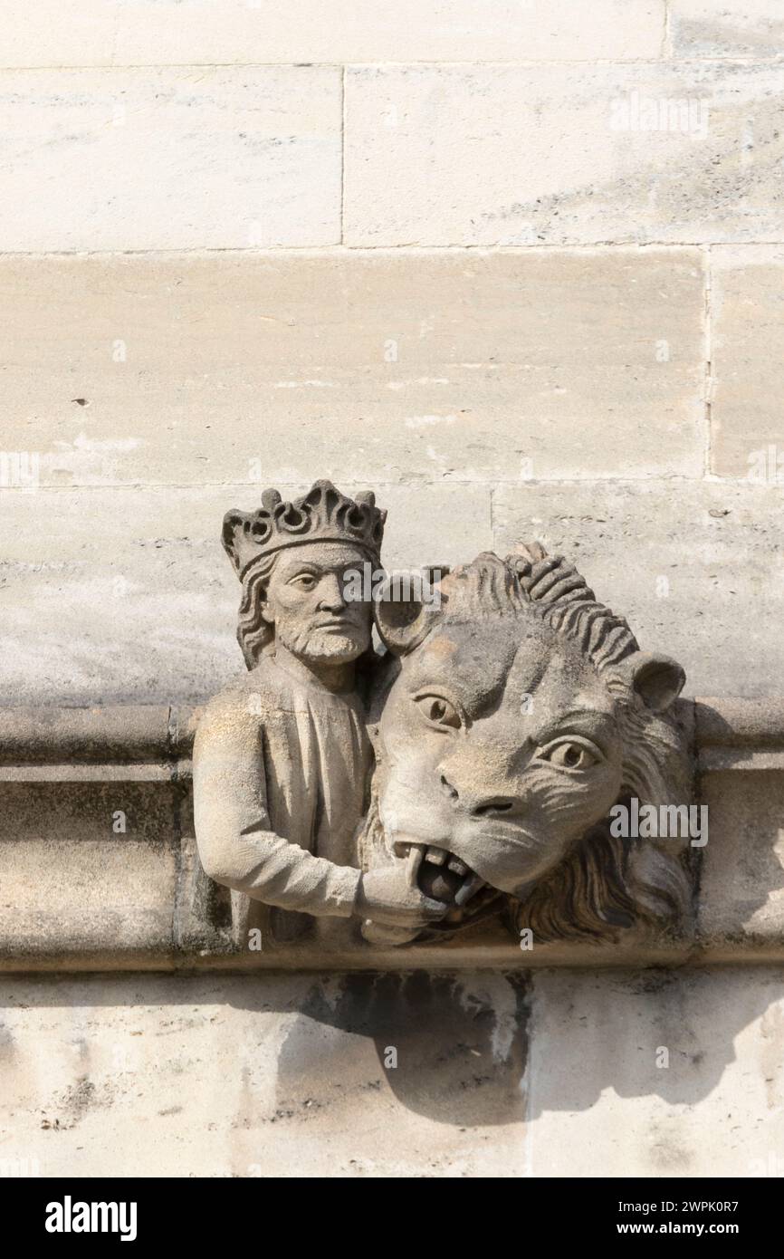 Royaume-Uni, Oxfordshire, Oxford, Gargoyles le long de la fascade High Street de Magdalen College. Banque D'Images