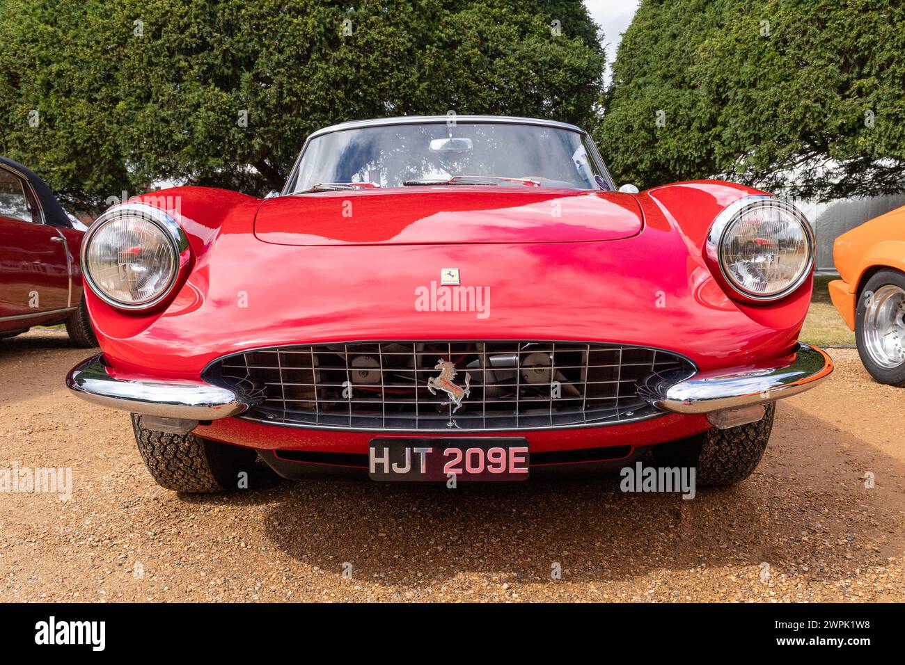 Ferrari 350 GTS au concours of Elegance 2023, Hampton court Palace, Londres Banque D'Images