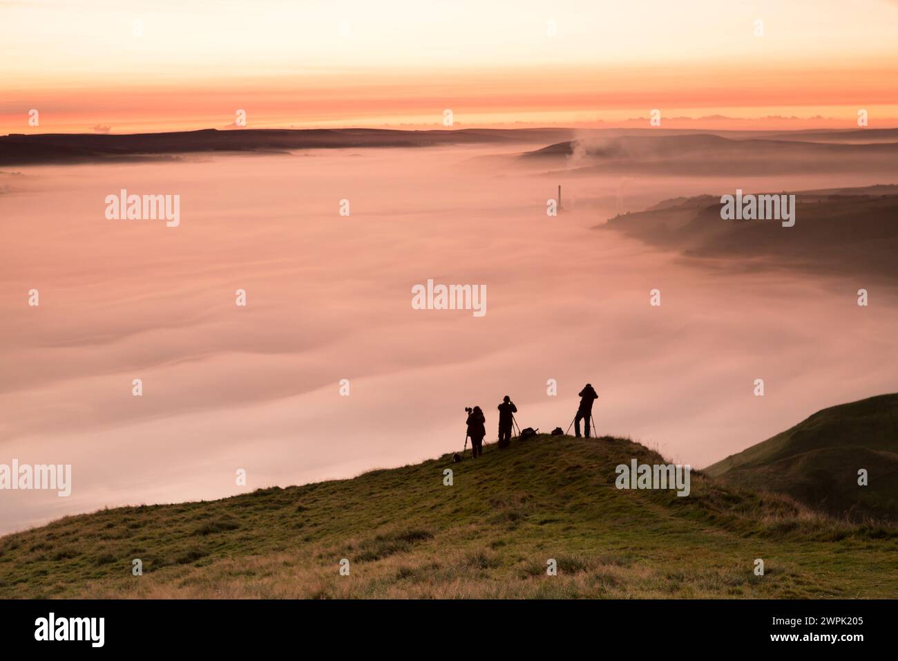 Royaume-Uni, Hope Valley, photographes photographiant l'inversion/la brume dans Hope Valley au lever du soleil - Peak District. Banque D'Images