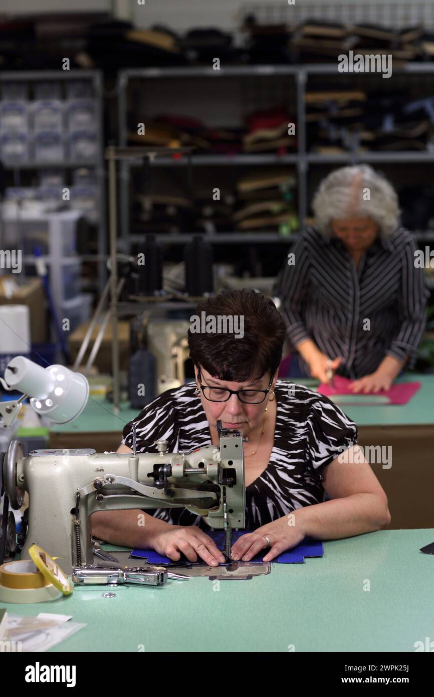 Les ouvrières du fabricant de bagages Samsonite cousent avec des machines à coudre, Mansfield, Massachusetts, États-Unis Banque D'Images