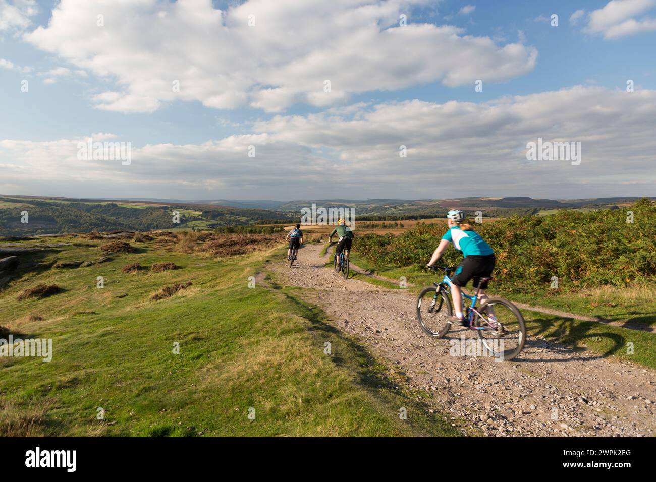 UK, Derbyshire, motards sur la piste à Froggatt Edge. Banque D'Images