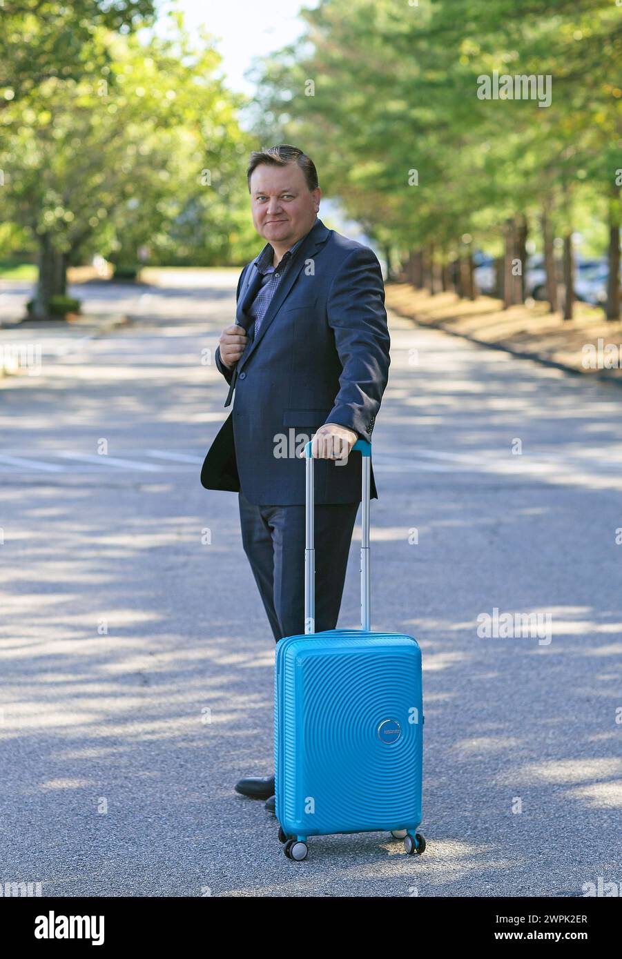 Homme d'affaires pleine longueur attendant avec valise Banque D'Images