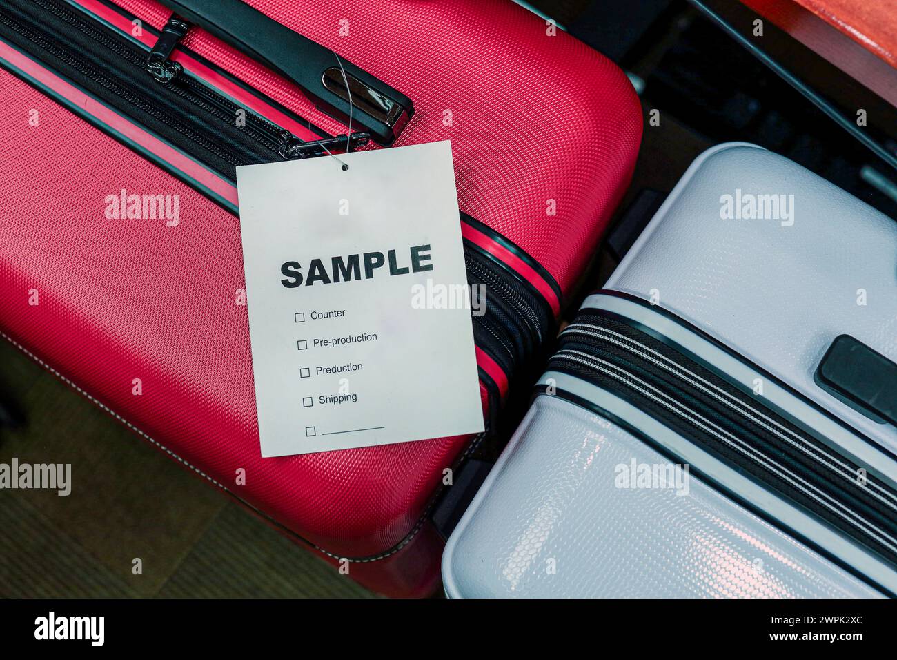 valise avec étiquette d'échantillon ou étiquettes attachées. Banque D'Images