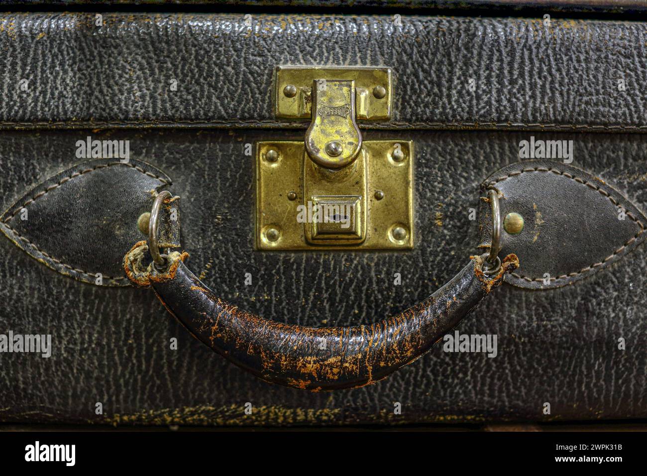 Près d'une valise avec poignée en cuir vintage Banque D'Images