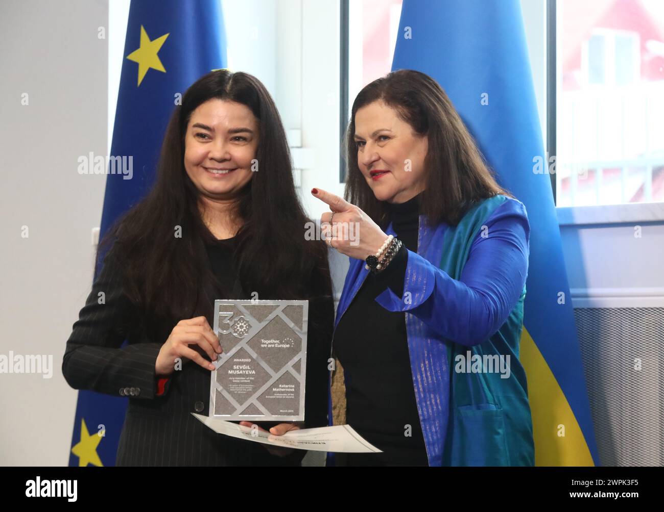 KIEV, UKRAINE - 7 MARS 2024 - L'ambassadrice de l'Union européenne en Ukraine Katarina Mathernova (à droite) et la rédactrice en chef d'Ukrainska Pravda Sevgil Musaieva assistent à la cérémonie de remise des prix du concours de rédaction marquant le 10e anniversaire de la Révolution de la dignité et le 30e anniversaire des relations diplomatiques entre l'UE et l'Ukraine au bureau de la délégation de l'UE en Ukraine, Kiev, capitale de l'Ukraine. Banque D'Images