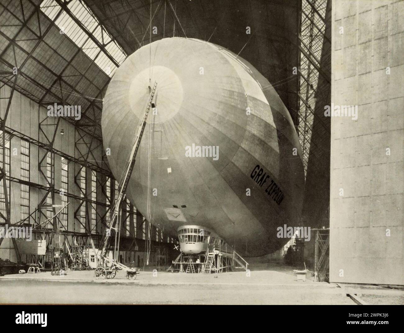 Graf Zeppelin peu avant la fin. Le LZ 127 Graf Zeppelin (Deutsches Luftschiff Zeppelin 127) était un dirigeable rigide allemand chargé d'hydrogène et transportant des passagers qui a volé de 1928 à 1937, numéro de construction : LZ 127 (le 117e dirigeable Zeppelin). Propriétaire : Luftschiffbau Zeppelin Q.m.b. H., Friedrichshafen a. b. utilisation : LZ 127 est destiné à démontrer les possibilités techniques et économiques du trafic transocéanique de dirigeables par de longs trajets.collecte d'expériences pertinentes, en particulier la recherche sur les conditions météorologiques sur les futurs itinéraires de transport. Voyages pour scientifiques et arpentage pu Banque D'Images