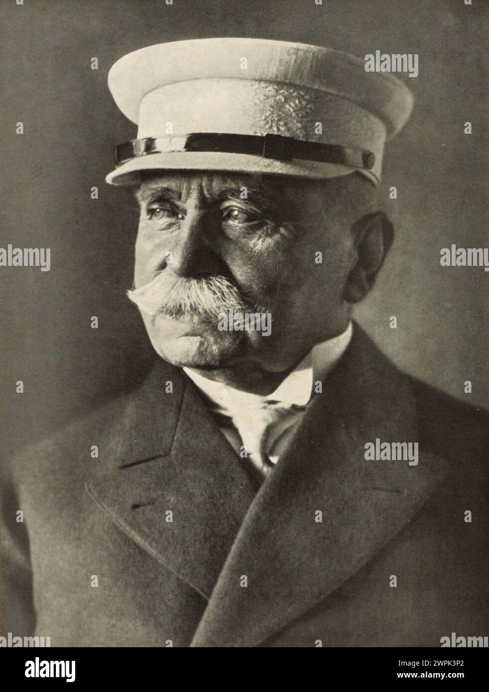 Le comte Ferdinand von Zeppelin (allemand : Ferdinand Adolf Heinrich August Graf von Zeppelin ; 8 juillet 1838 – 8 mars 1917) était un général allemand et inventeur des dirigeables rigides de Zeppelin. Son nom est devenu synonyme de dirigeables et a dominé le vol longue distance jusqu'aux années 1930 Il a fondé la société Luftschiffbau Zeppelin. Banque D'Images