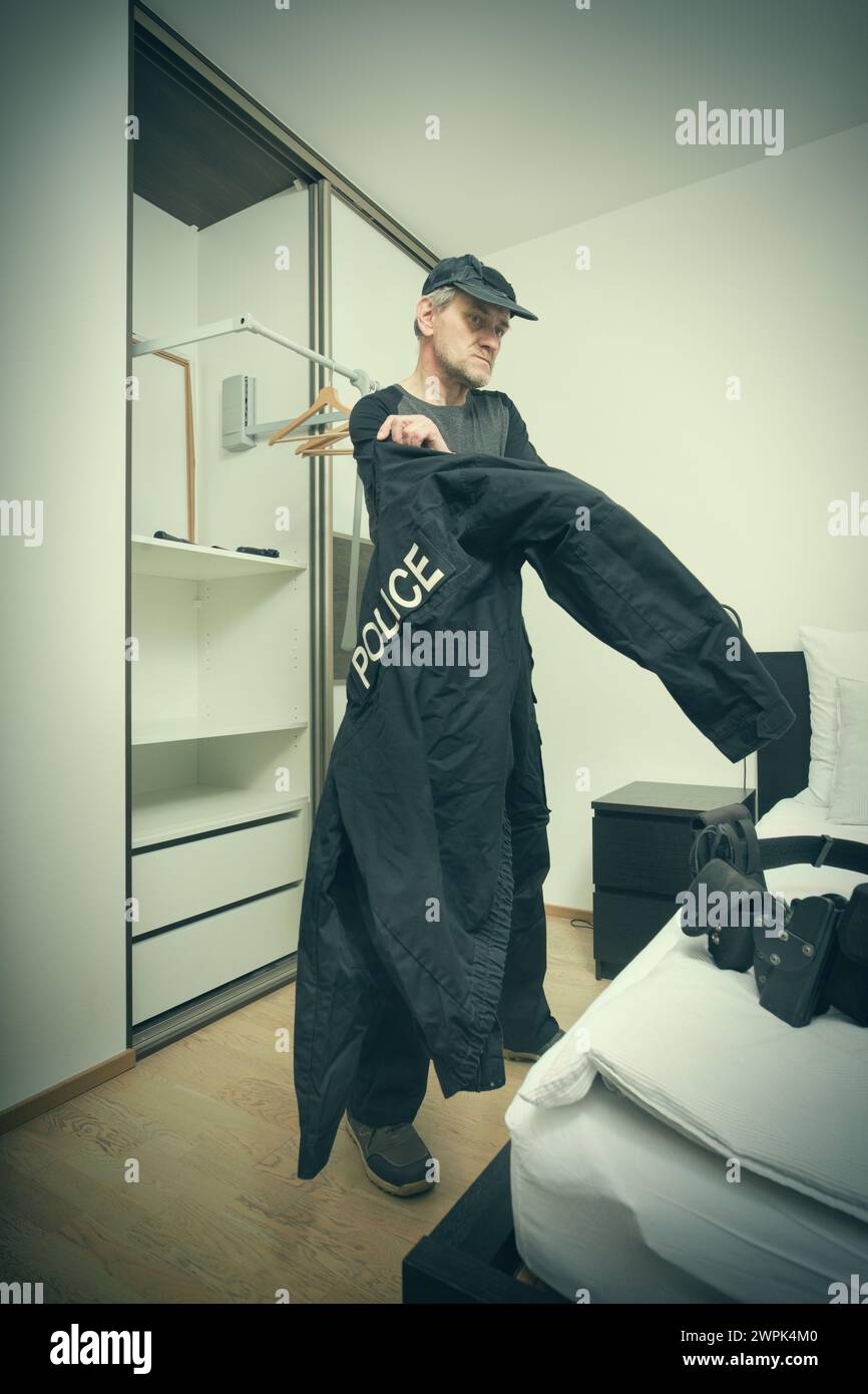 Ancien officier de police de la ville mince habillé dans la chambre pour le service Banque D'Images