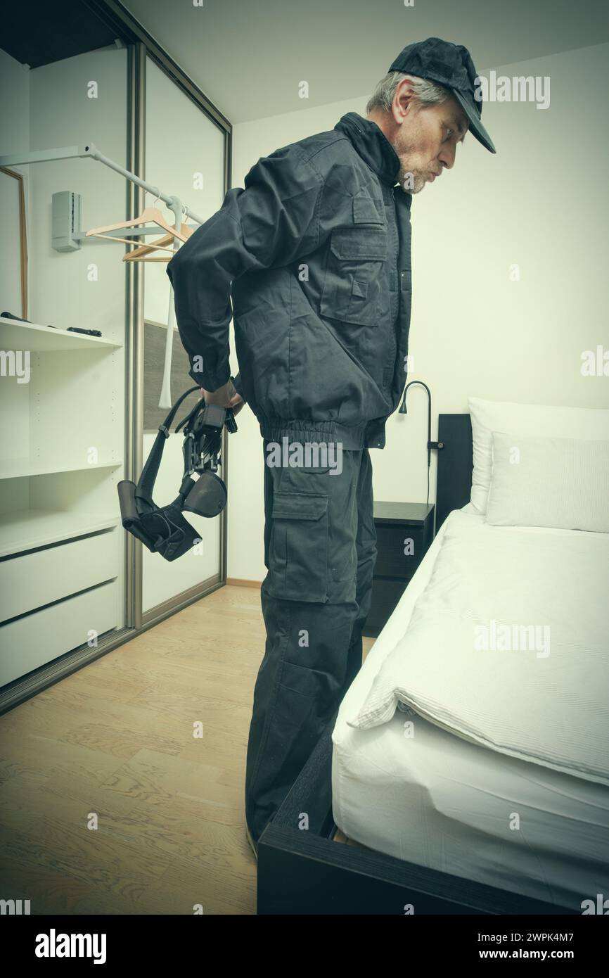 Ancien officier de police de la ville mince habillé dans la chambre pour le service Banque D'Images