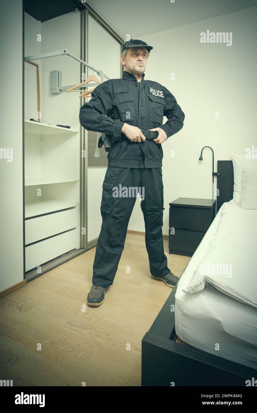Ancien officier de police de la ville mince habillé dans la chambre pour le service Banque D'Images