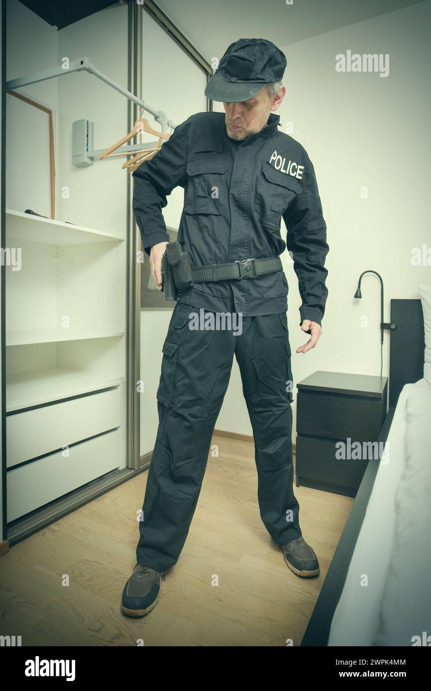 Ancien officier de police de la ville mince habillé dans la chambre pour le service Banque D'Images