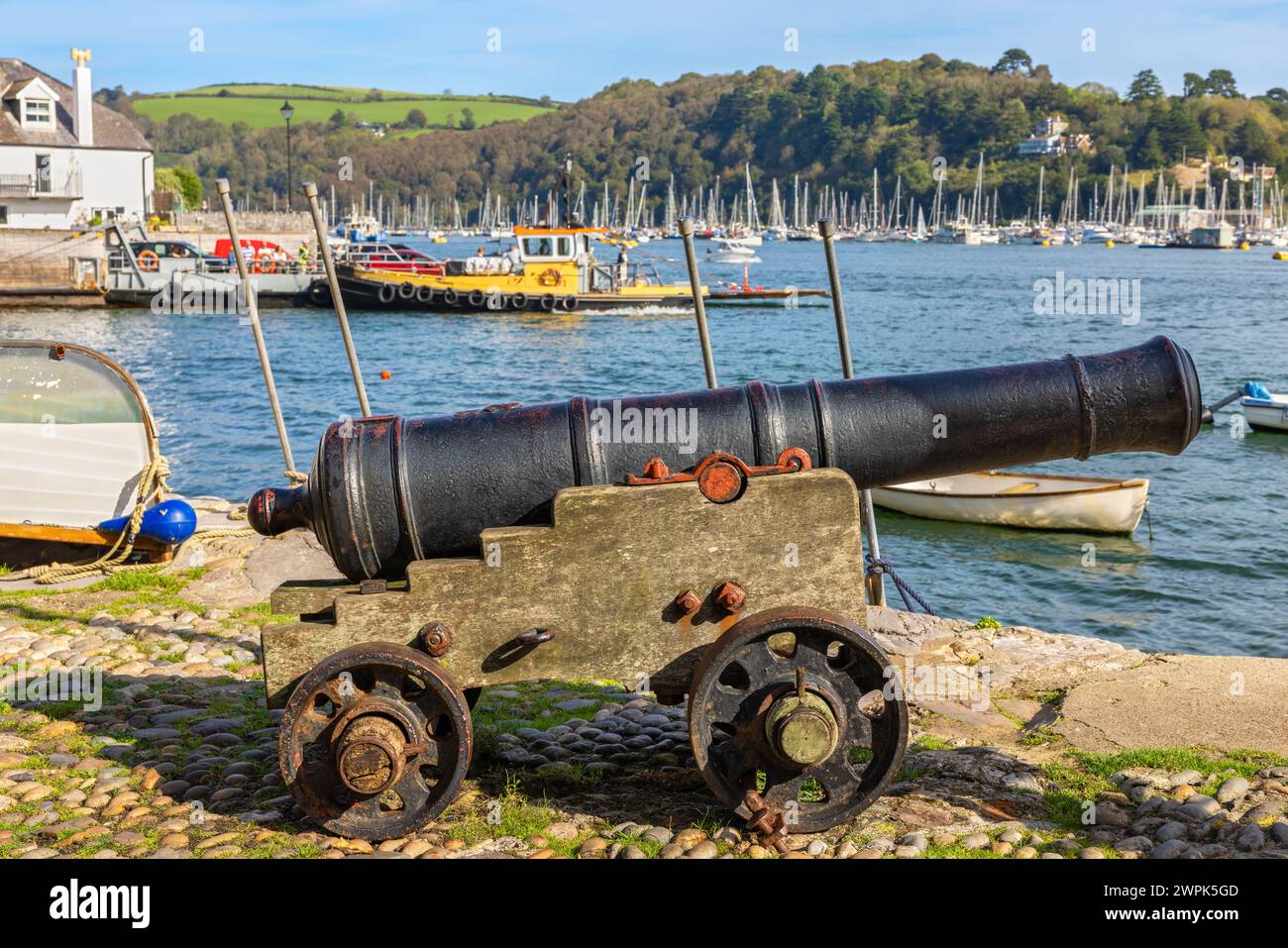 Canon naval surplombant la rivière Dart. Dartmouth, Devon, Angleterre Banque D'Images