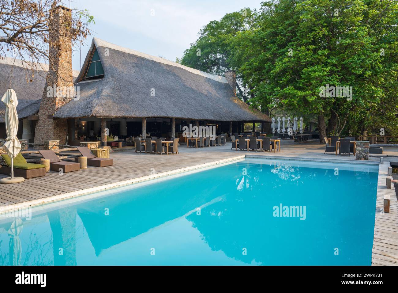 Bâtiment principal et piscine à Mfuwe Lodge dans le secteur de Mfuwe du parc national de South Luangwa en Zambie, Afrique australe Banque D'Images