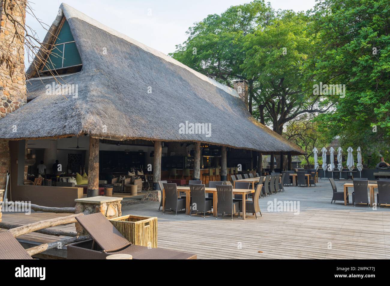 Bâtiment principal de Mfuwe Lodge dans le secteur de Mfuwe du parc national de South Luangwa en Zambie, Afrique australe Banque D'Images