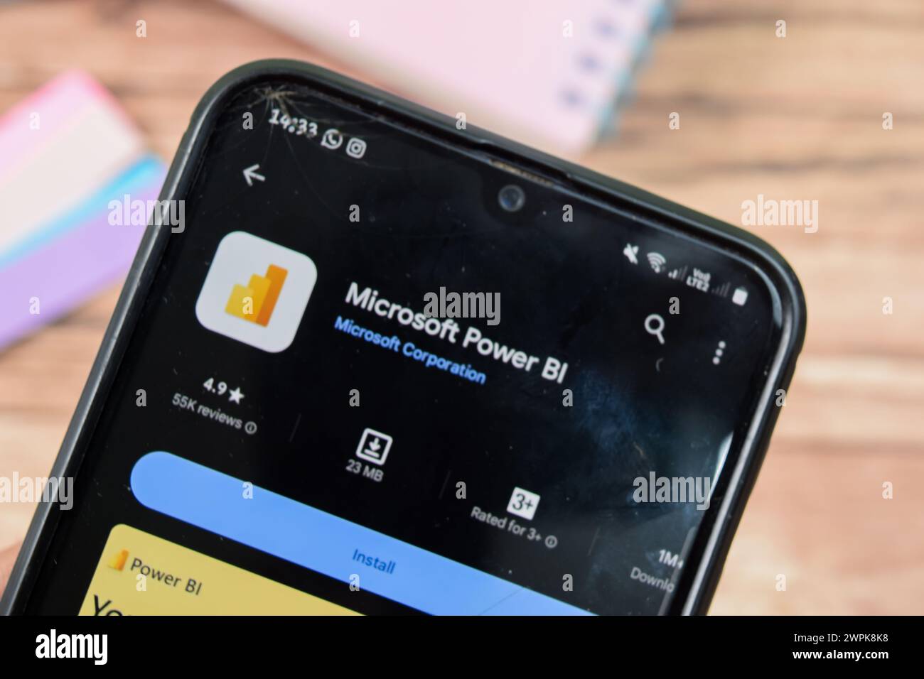 Application Microsoft Power BI sur l'écran du smartphone. Power BI est un navigateur web freeware développé par Microsfot Corporation. Bekasi, Indonésie, 8 mars Banque D'Images