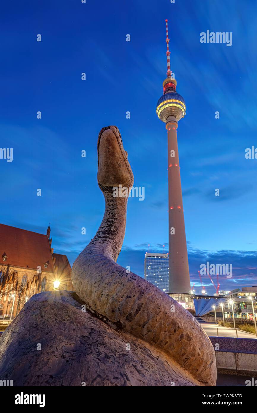 La tour de télévision et une partie de la fontaine de Neptune sur Alexanderplatz à Berlin à l'aube Banque D'Images