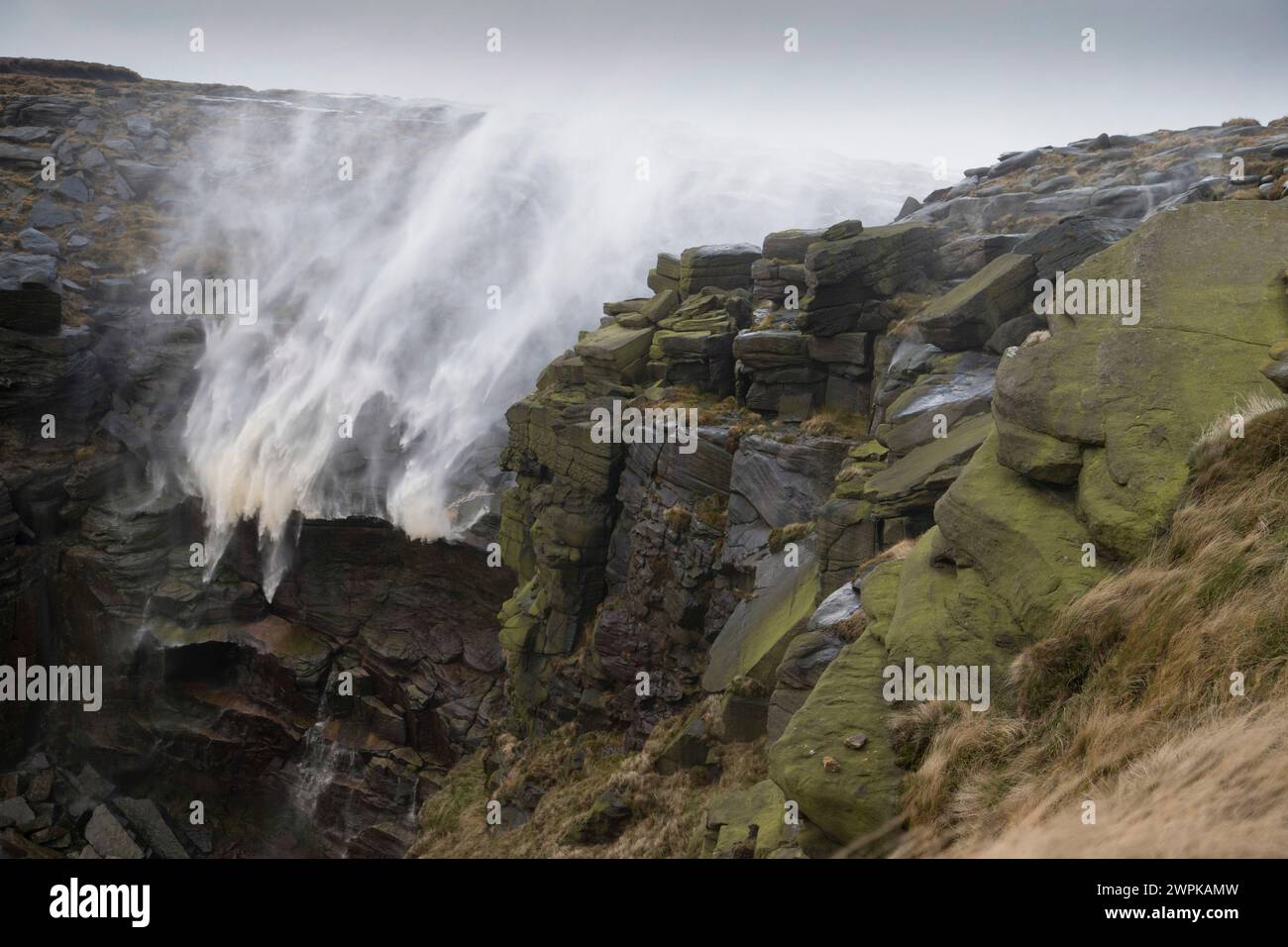 21/10/14 ***AVEC VIDÉO SUR DEMANDE*** alors que les vents de force de tempête frappent le Derbyshire Peak District, près de Hayfield, la rivière Kinder est arrêtée dans son tra Banque D'Images