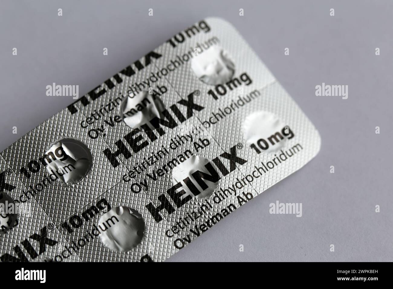 Espoo, Finlande - avril 2020 : Heinix Pills - cétirizine antihistaminique médicaments utilisés pour traiter l'allergie au pollen et d'autres allergies. Banque D'Images