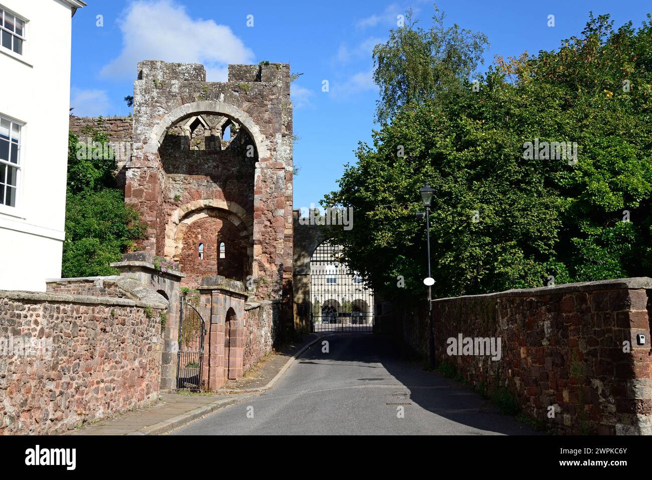 Vue du château de Rougemont (également connu sous le nom de château d'Exter) ruines de gatehouse dans le centre-ville, Exeter, Devon, Royaume-Uni, Europe. Banque D'Images