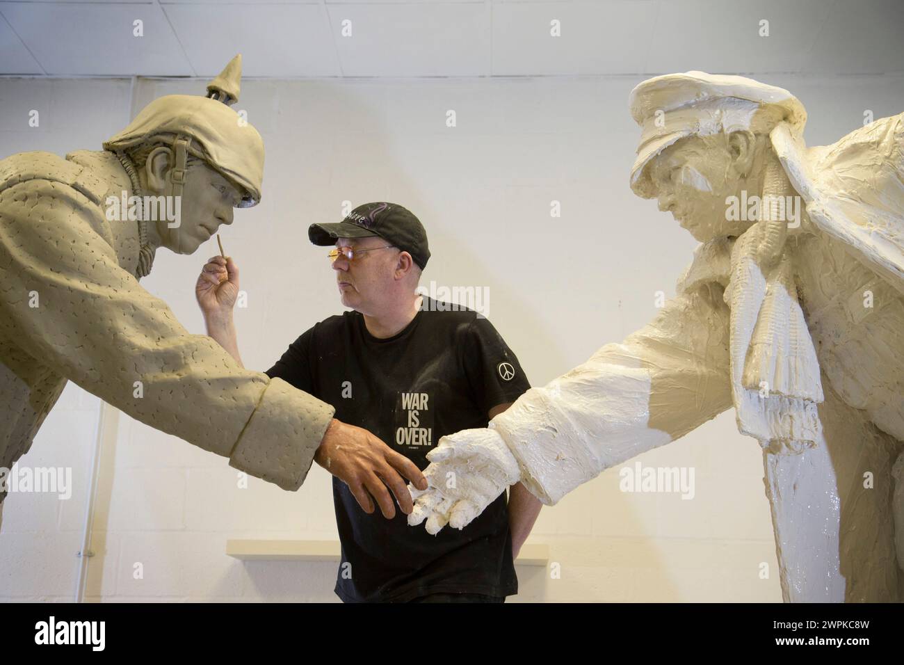 13/11/14 le sculpteur Andrew Edwards apporte la touche finale à la statue car les moules en argile sont recouverts de caoutchouc silicone. ****COMMANDE PHOTO FAO C Banque D'Images