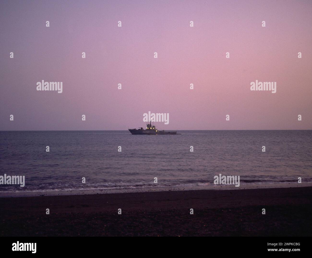 BARCO NAVEGANDO CON LUCES PUESTAS AL ATARDECER. Emplacement : EXTÉRIEUR. Corralejo. FUERTEVENTURA. ESPAGNE. Banque D'Images