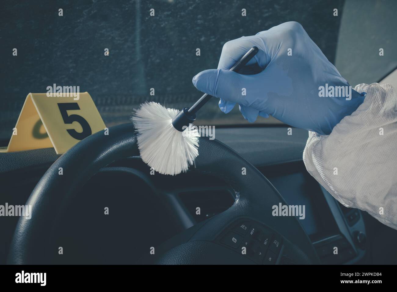 Enquête sur les lieux du crime - recherche et développement d'empreintes digitales dans la voiture Banque D'Images