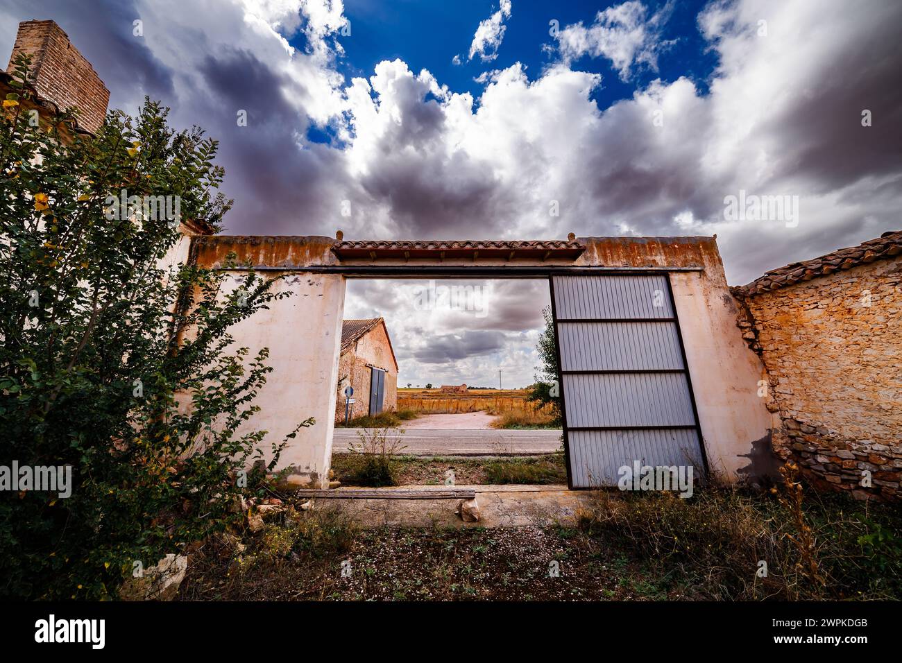 Sortie garage sur la route dans les salines Pinilla Banque D'Images