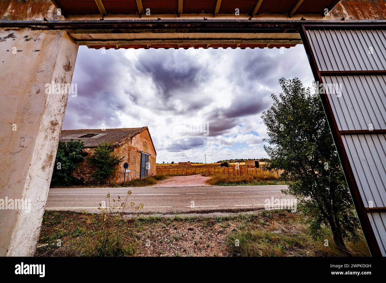 Sortie garage sur la route dans les salines Pinilla Banque D'Images