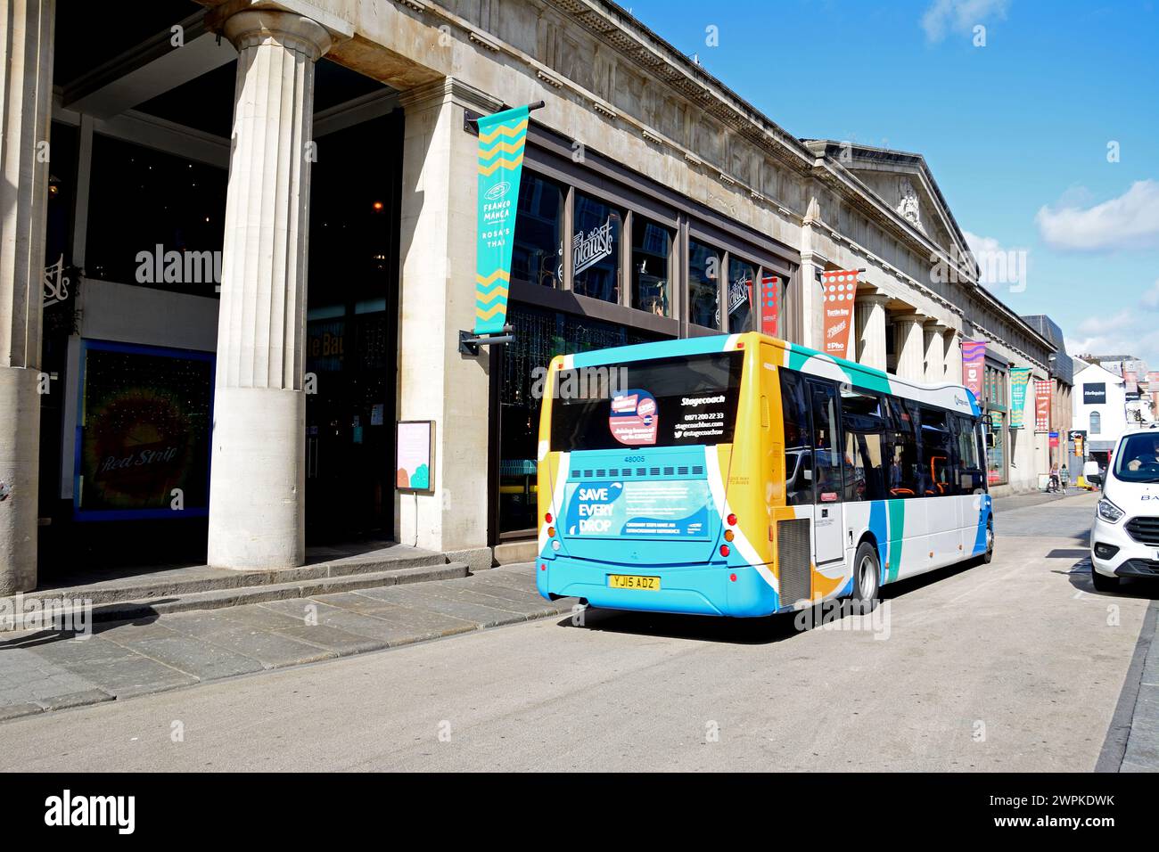 Le centre commercial Guildhall le long de Queen Street avec un bus au premier plan, Exeter, Devon, Royaume-Uni, Europe. Banque D'Images