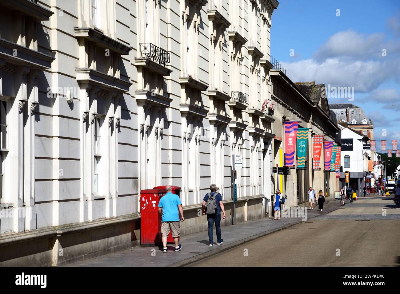 Magasins et bâtiments le long de Queen Street dans le centre-ville, Exeter, Devon, Royaume-Uni, Europe. Banque D'Images