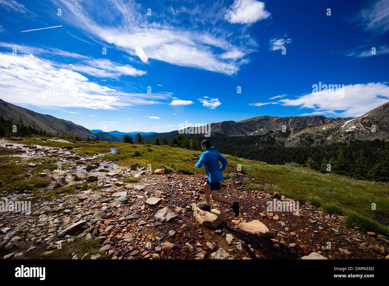 Coureur de trail sur le sentier jusqu'à Arapahoe Pass dans le Colorado. Banque D'Images