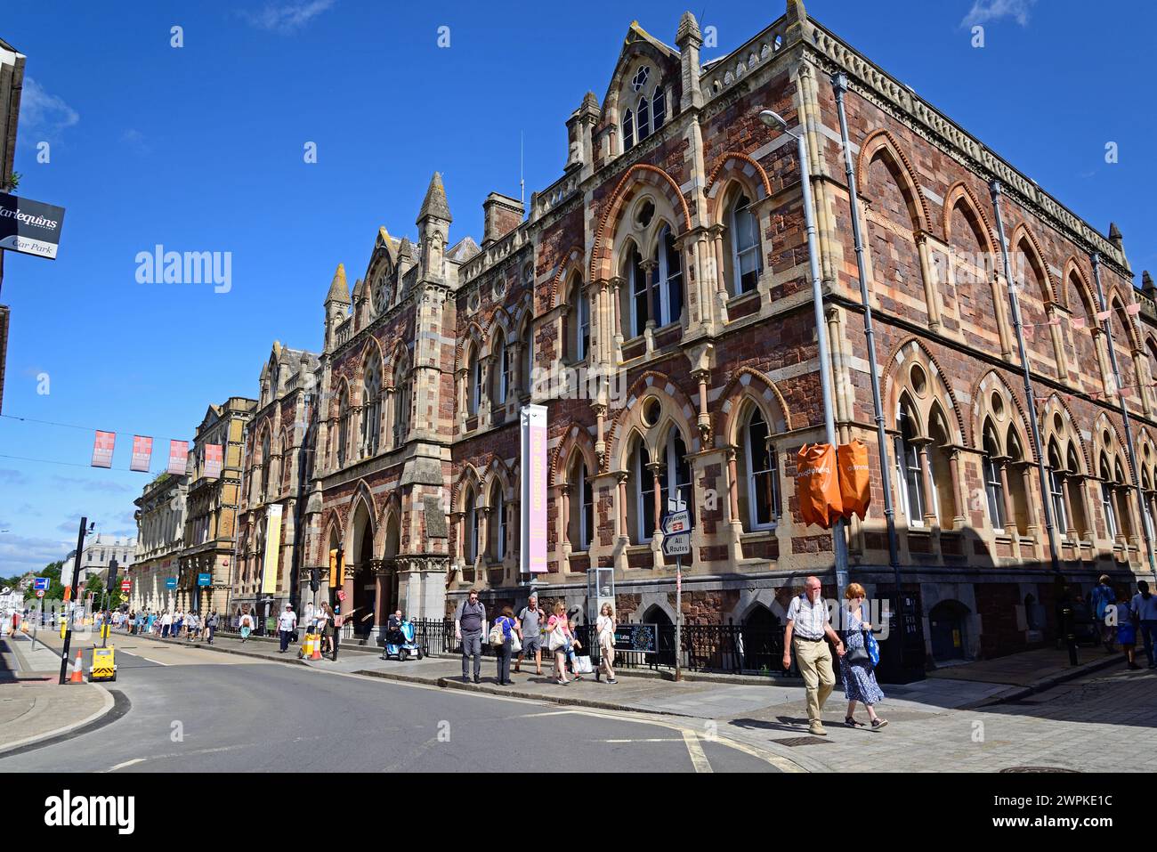Vue du Royal Albert Memorial Museum et de la galerie d'art le long de Queen Street dans le centre-ville, Exeter, Devon, Royaume-Uni, Europe. Banque D'Images