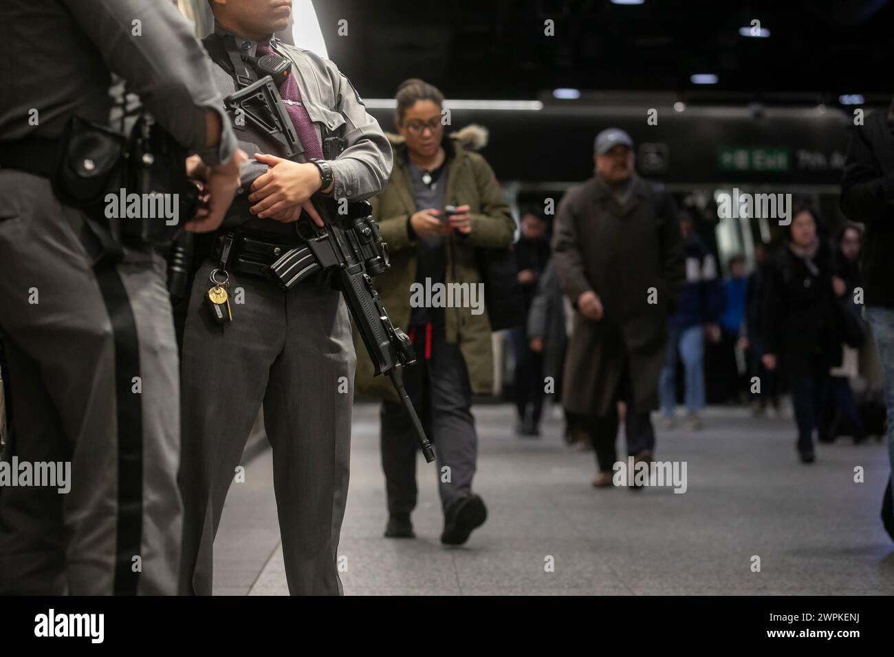 New York, États-Unis. 7 mars 2024. Des membres des forces de l'ordre sont en service à un poste de contrôle de sécurité à Penn Station à New York, aux États-Unis, le 7 mars 2024. L'État de New York prend de multiples mesures pour faire face aux crimes dans le métro de la ville de New York, y compris le déploiement de centaines de membres de la Garde nationale. Crédit : Michael Nagle/Xinhua/Alamy Live News Banque D'Images