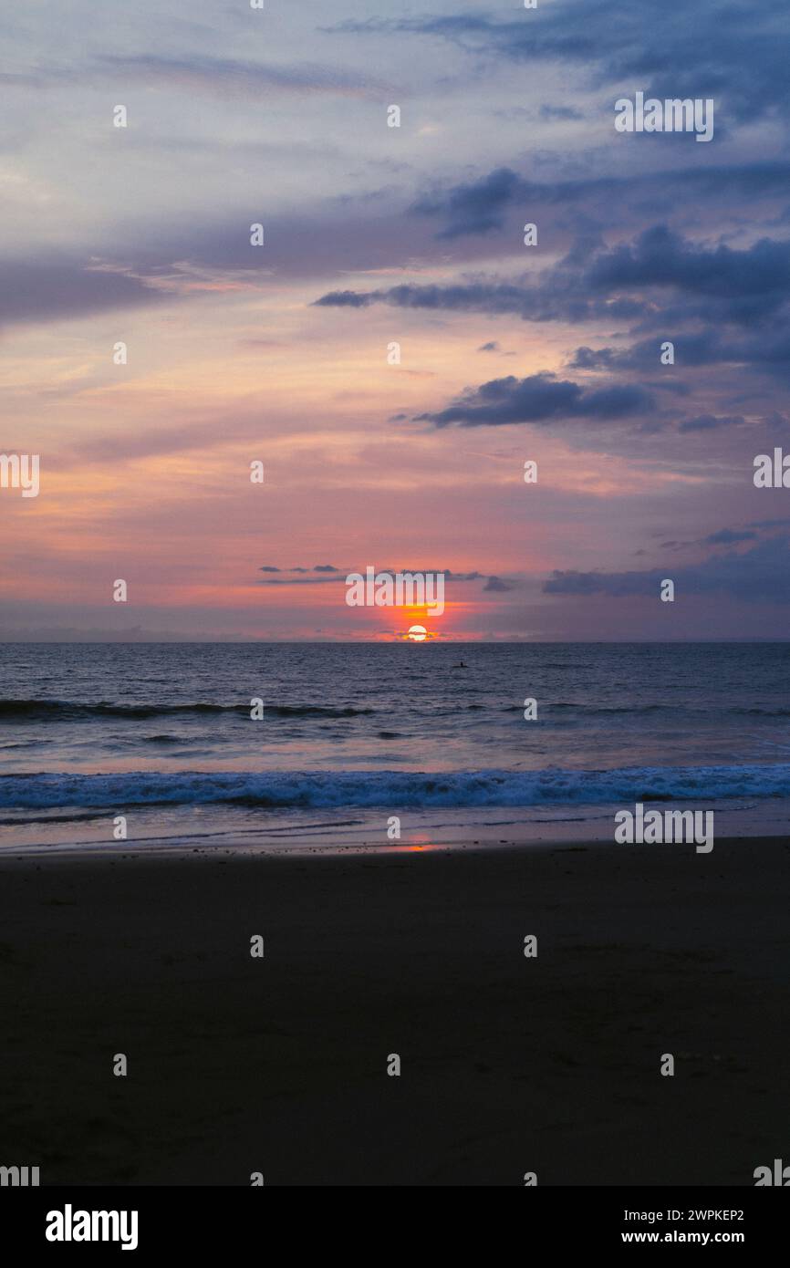 Coucher de soleil sur l'océan, coucher de soleil dans l'eau. Banque D'Images
