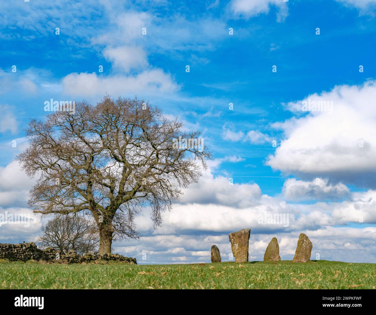 Les quatre pierres debout restantes des neuf pierres de bronze se ferment sur Harthill Moor près de Birchover dans le Derbyshire Peak District Banque D'Images