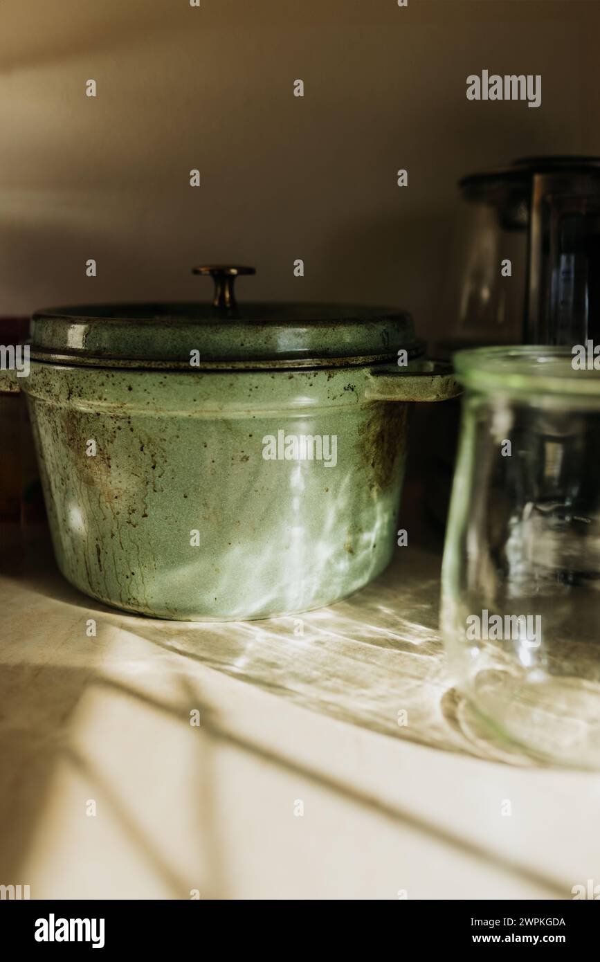 La lumière de la fenêtre se réfléchit sur le pot mason et le four hollandais Banque D'Images La lumière de la fenêtre se réfléchit sur le pot mason et le four hollandais Banque D'Images