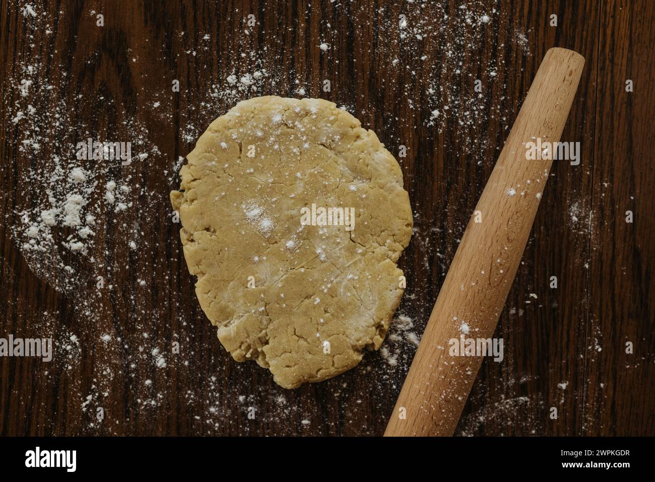 Rouler le levain sur la table de cuisine avec rouleau à pâtisserie en bois Banque D'Images