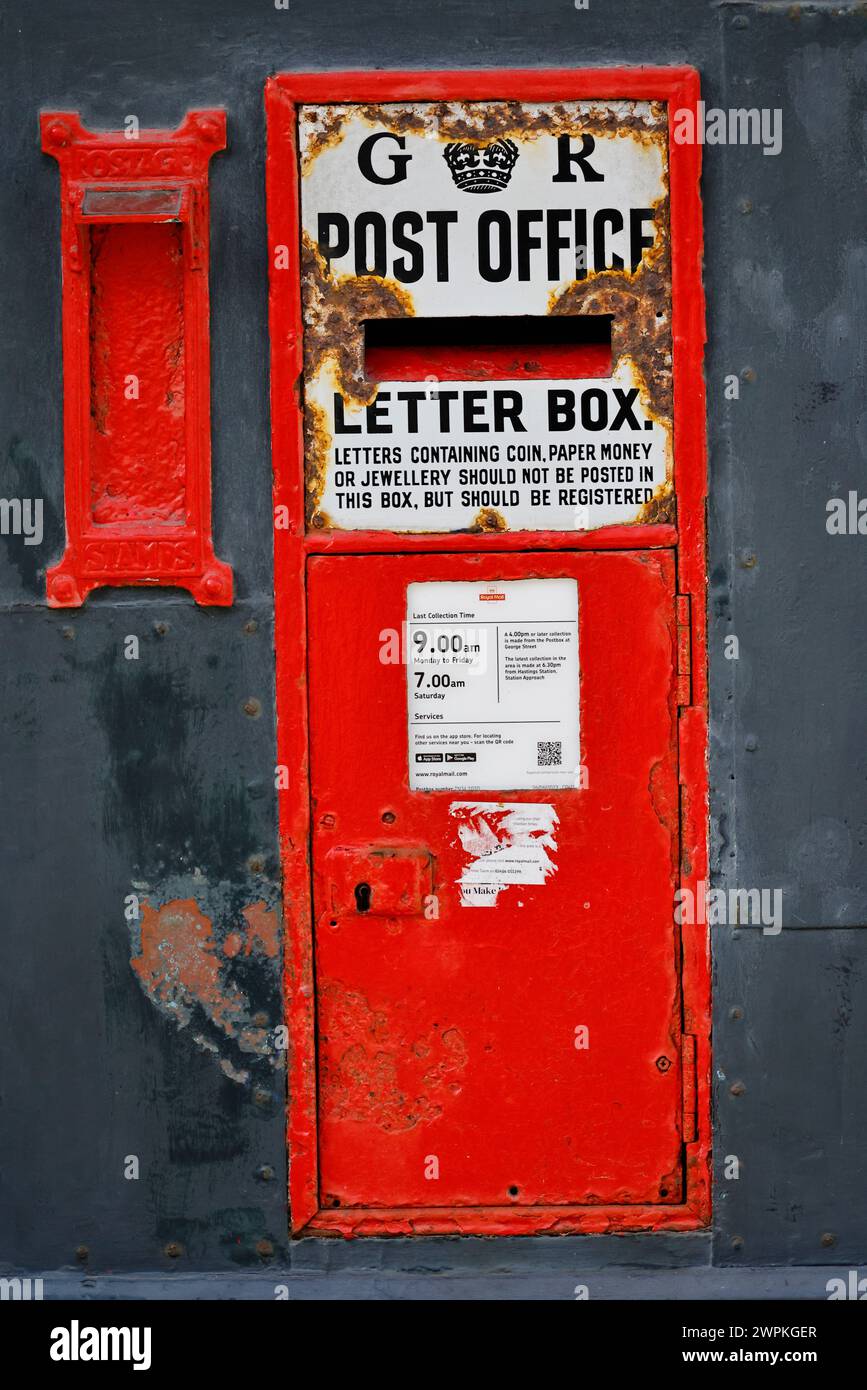 Angleterre, Sussex de l'est, Hastings, vieille ville, ancienne boîte postale royale murale. Banque D'Images